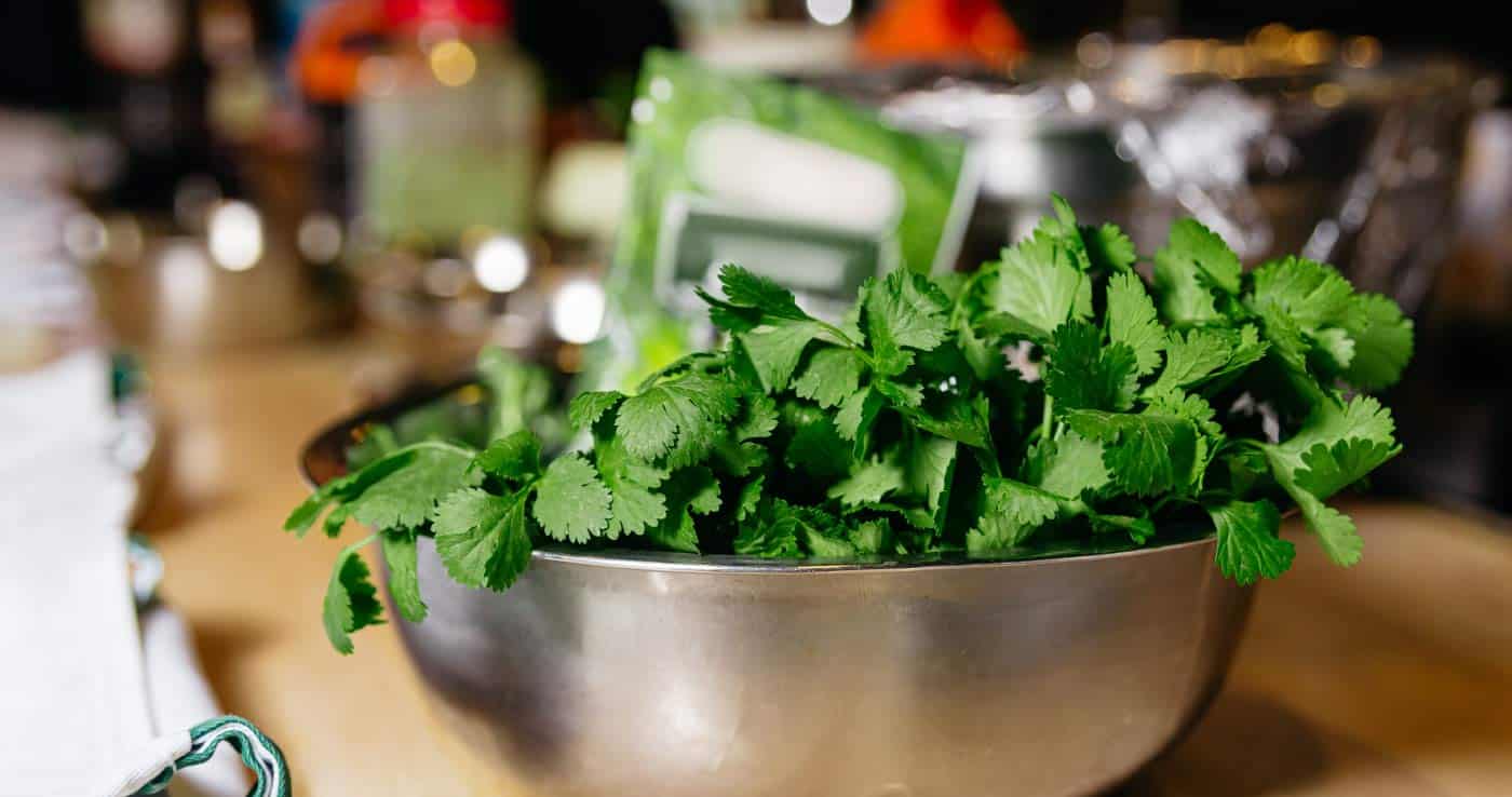 Hierba aromática en un cuenco lista para usar cocinando